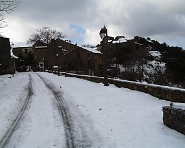 Trace d'une voiture dans la neige